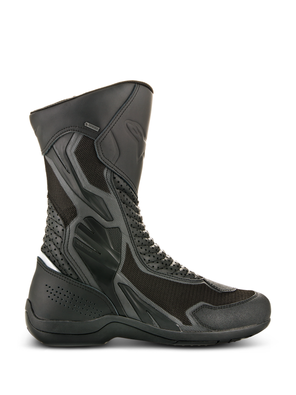Stivali Alpinestars Air Plus V2 GORE-TEX, stivali neri da moto touring, vista laterale con mesh ventilato e pelle traforata, design impermeabile e traspirante, zone protettive rinforzate, robusta suola in gomma, dettaglio logo GORE-TEX
