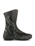 Stivali Alpinestars Air Plus V2 GORE-TEX, stivali neri da moto touring, vista laterale con mesh ventilato e pelle traforata, design impermeabile e traspirante, zone protettive rinforzate, robusta suola in gomma, dettaglio logo GORE-TEX