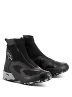 Scarpe Alpinestars CR-8 GORE-TEX, scarpe da moto impermeabili, nero, grigio medio e rosso brillante, con cerniera angolata, struttura a stivaletto elasticizzata e suola carrarmato con motivo camouflage
