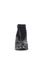 Scarpe Alpinestars CR-8 GORE-TEX, scarpe da moto, nero, grigio medio e rosso acceso, vista frontale con cerniera impermeabile angolata e colletto elasticizzato, suola con motivo mimetico, design touring impermeabile ed elegante