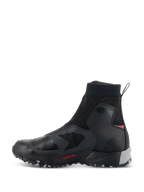 Alpinestars CR-8 GORE-TEX Shoes, scarpe da moto impermeabili, nero, grigio medio e rosso brillante, vista di profilo con tomaia in tessuto nero, colletto elasticizzato alto, marchio 'ALPINESTARS PROTECTS' sulla caviglia, supporto del tallone grigio e accenti rosso brillante.