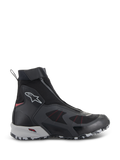 Scarpe Alpinestars CR-8 GORE-TEX, stivali da moto impermeabili, nero e grigio medio con dettagli rosso acceso, design a collo alto con cerniera frontale angolata, costruzione in tessuto senza cuciture e suola robusta marmorizzata grigia e bianca