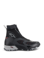 Scarpe Alpinestars CR-8 GORE-TEX, stivali da moto impermeabili, nero e grigio medio con dettagli rosso acceso, design a collo alto con cerniera frontale angolata, costruzione in tessuto senza cuciture e suola robusta marmorizzata grigia e bianca