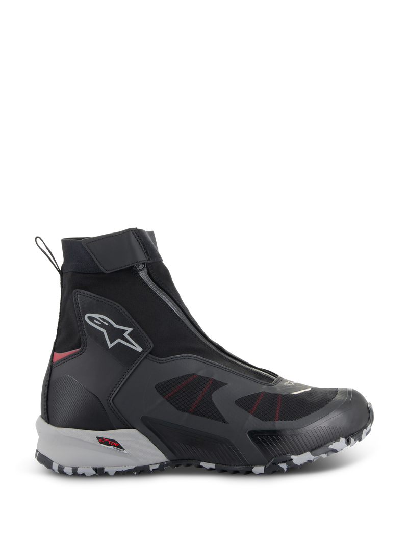 Scarpe Alpinestars CR-8 GORE-TEX, stivali da moto impermeabili, nero e grigio medio con dettagli rosso acceso, design a collo alto con cerniera frontale angolata, costruzione in tessuto senza cuciture e suola robusta marmorizzata grigia e bianca
