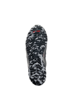 Scarpe Alpinestars CR-8 GORE-TEX, vista della suola, motivo camouflage nero e grigio medio, logo TPF rosso su suola in gomma testurizzata, dettaglio calzatura touring impermeabile