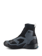 Scarpe Alpinestars CR-8 GORE-TEX, scarpe da moto, nero e grigio scuro, profilo laterale con stivaletto elasticizzato a taglio alto, sovrapposizioni protettive, logo 'ALPINESTARS PROTECTS' sulla caviglia e suola in gomma resistente, impermeabili e traspiranti per touring d'avventura.