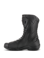 Stivali Alpinestars Radon Drystar®, stivali da turismo moto, nero, vista laterale con piastra parastinchi in TPU e protezione del cambio, zone flessibili a soffietto, resistente costruzione in microfibra per guida adventure
