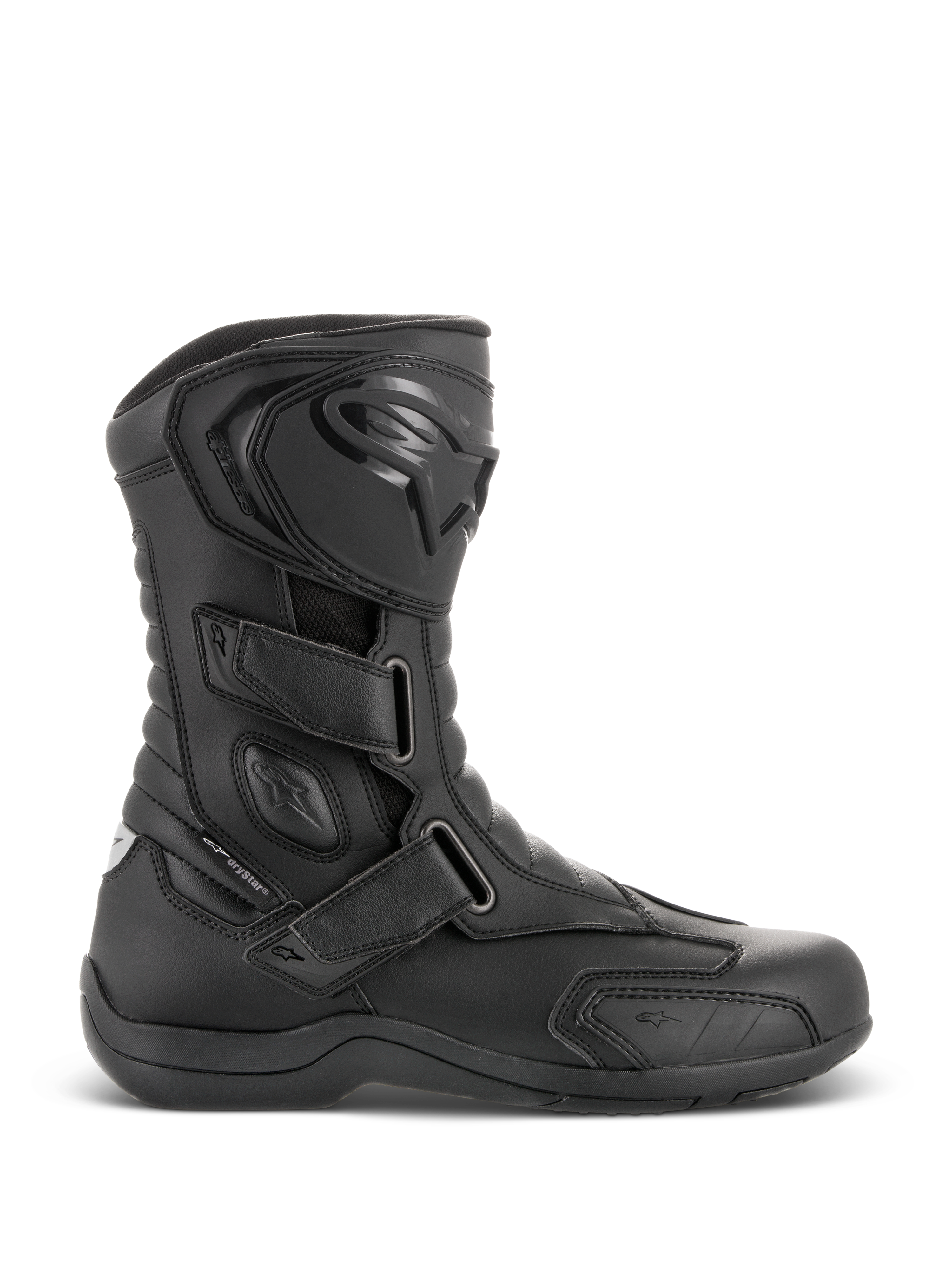 Stivali Alpinestars Radon Drystar®, stivali da moto touring impermeabili neri, vista di profilo laterale con tre cinghie regolabili a strappo, placca parastinchi protettiva in TPU con logo Alpinestars, protezione della caviglia rinforzata e suola vulcanizzata resistente