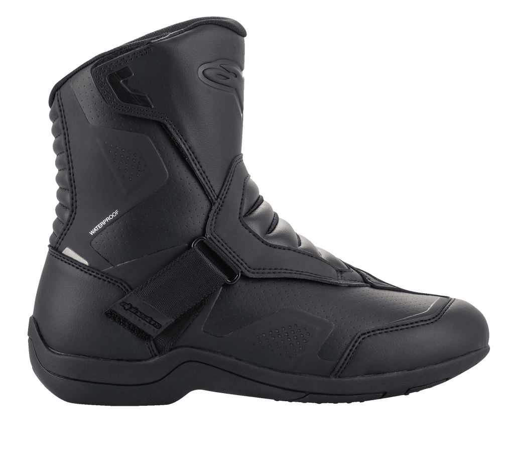 Alpinestars Ridge V2 Waterproof Boot, vista laterale di stivale da moto tech touring nero, costruzione in microfibra resistente con pannelli traforati, chiusura con ampia fascia in Velcro, zone flessibili a fisarmonica sulla caviglia, design impermeabile per la guida su strada in ogni condizione atmosferica