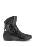 Alpinestars Stella Valencia Waterproof, stivali da moto touring da donna, neri, vista laterale, costruzione in pelle con zone di flessione a soffietto anteriori e posteriori, cinturino con fibbia sul collo del piede e suola in gomma testurizzata.