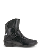 Alpinestars Stella Valencia Waterproof, stivali da moto touring da donna, neri, vista laterale, costruzione in pelle con zone di flessione a soffietto anteriori e posteriori, cinturino con fibbia sul collo del piede e suola in gomma testurizzata.