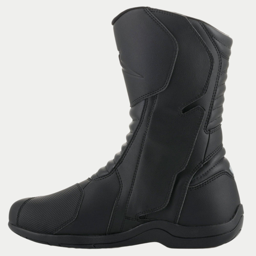 Stivali Alpinestars Origin Drystar®, stivali da moto touring neri, vista laterale del lato mediale che mostra l'aletta del sistema di ingresso, tomaia in microfibra con zone a soffietto anteriori e posteriori, design impermeabile per guida su strada e adventure