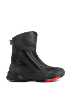 Stivali Alpinestars RT-7 Drystar, stivali da moto touring, neri con dettaglio rosso sulla suola, impermeabili e traspiranti, profilo laterale con cerniera e chiusura a strappo, pannelli in tessuto testurizzato con punti riflettenti, suola robusta a carrarmato, costruzione sintetica avanzata