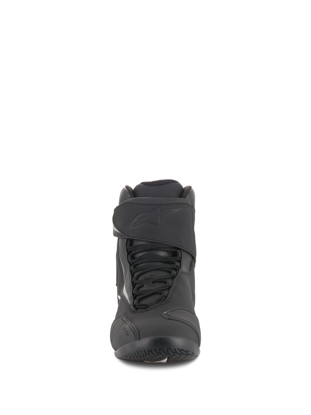 Scarpe impermeabili Alpinestars Fastback 2 Drystar®, nero e bianco, vista frontale con sistema di allacciatura e cinturino a strappo regolabile, logo in rilievo, struttura resistente in pelle e microfibra per guida su strada