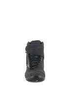 Scarpe impermeabili Alpinestars Fastback 2 Drystar®, nero e bianco, vista frontale con sistema di allacciatura e cinturino a strappo regolabile, logo in rilievo, struttura resistente in pelle e microfibra per guida su strada