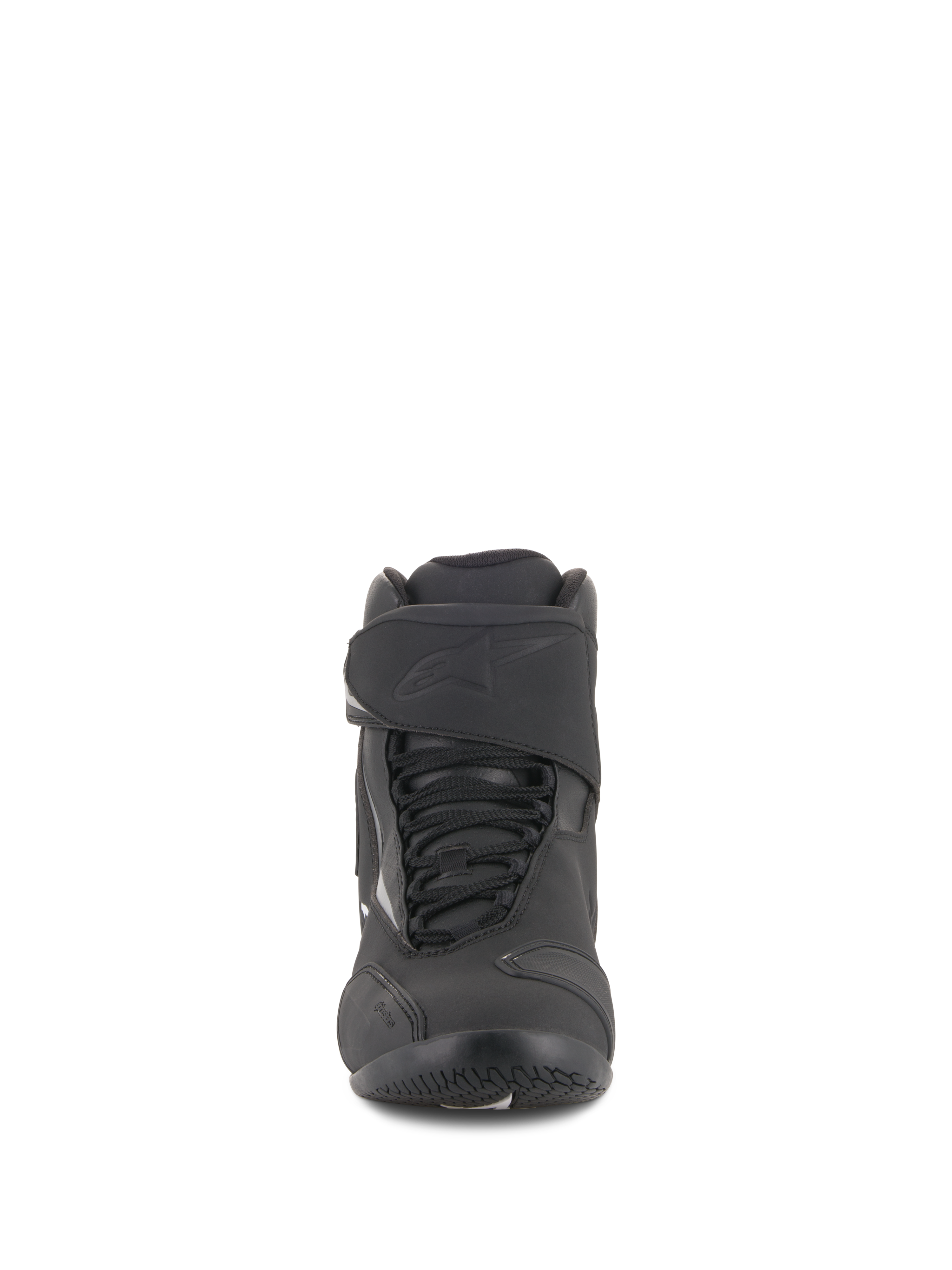Scarpe impermeabili Alpinestars Fastback 2 Drystar®, nero e bianco, vista frontale con sistema di allacciatura e cinturino a strappo regolabile, logo in rilievo, struttura resistente in pelle e microfibra per guida su strada
