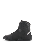Alpinestars Fastback 2 Drystar® Scarpe Impermeabili, scarpe da moto, nero e bianco, vista laterale, costruzione in pelle nera e microfibra con gambale alto, dettaglio logo bianco sul tallone, calzatura impermeabile dal design affusolato per la guida su strada