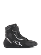 Alpinestars Fastback 2 Drystar Waterproof Shoes, sneaker da moto alte in nero e bianco, profilo laterale con logo a stella bianco e dettagli argentati, chiusura con lacci e cinturino a strappo, calzature impermeabili per guida urbana
