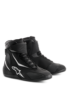 Scarpe Alpinestars Fastback 2 Drystar® impermeabili, scarpe da moto nere e bianche, design a profilo alto con logo e dettagli Alpinestars bianchi, chiusura con lacci e cinturino alla caviglia a strappo, costruzione resistente per il touring su strada.