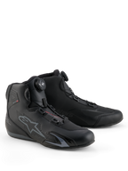 Alpinestars Celer Shoes, scarpe da moto, nero e grigio scuro, con sistema di chiusura Rotor integrato per una calzata di precisione, costruzione in microfibra tecnica con logo a stella traforato, design sportivo a basso profilo per la guida racing e su strada
