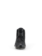 Alpinestars Celer Shoes, scarpe da moto, nero, vista frontale con sistema di chiusura a rotore integrato, costruzione in microfibra tecnica con profilo snello e zona della punta rinforzata.