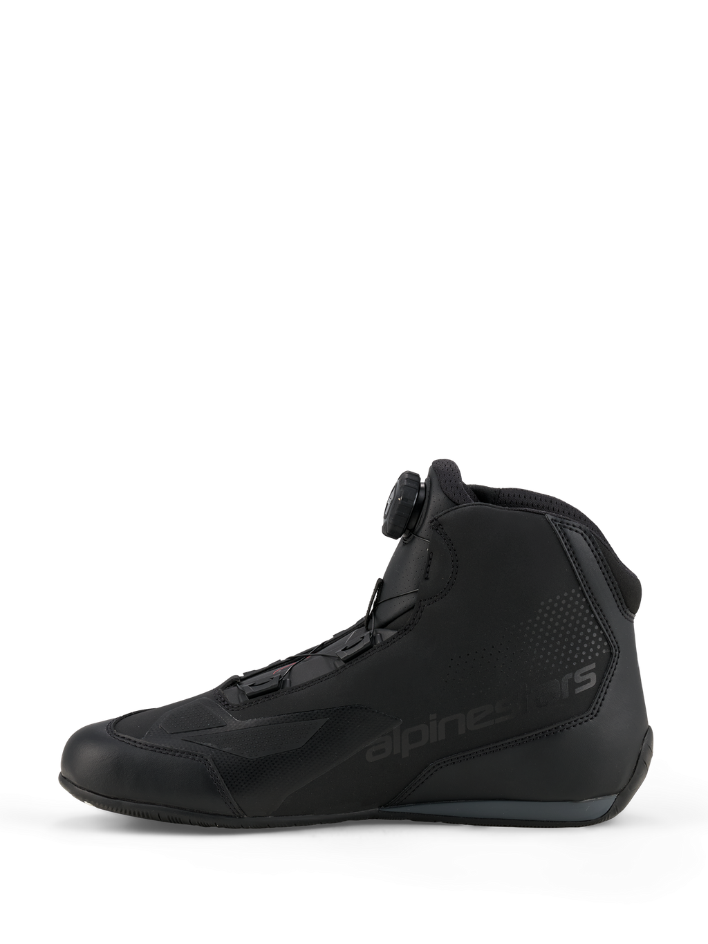 Scarpe Alpinestars Celer, scarpe da guida sportiva e racing, nero e grigio scuro, vista laterale di profilo con sistema di chiusura a rotore integrato, costruzione in microfibra tecnica con marchio Alpinestars, design aerodinamico per le prestazioni
