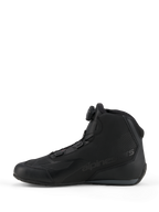 Scarpe Alpinestars Celer, scarpe da guida sportiva e racing, nero e grigio scuro, vista laterale di profilo con sistema di chiusura a rotore integrato, costruzione in microfibra tecnica con marchio Alpinestars, design aerodinamico per le prestazioni