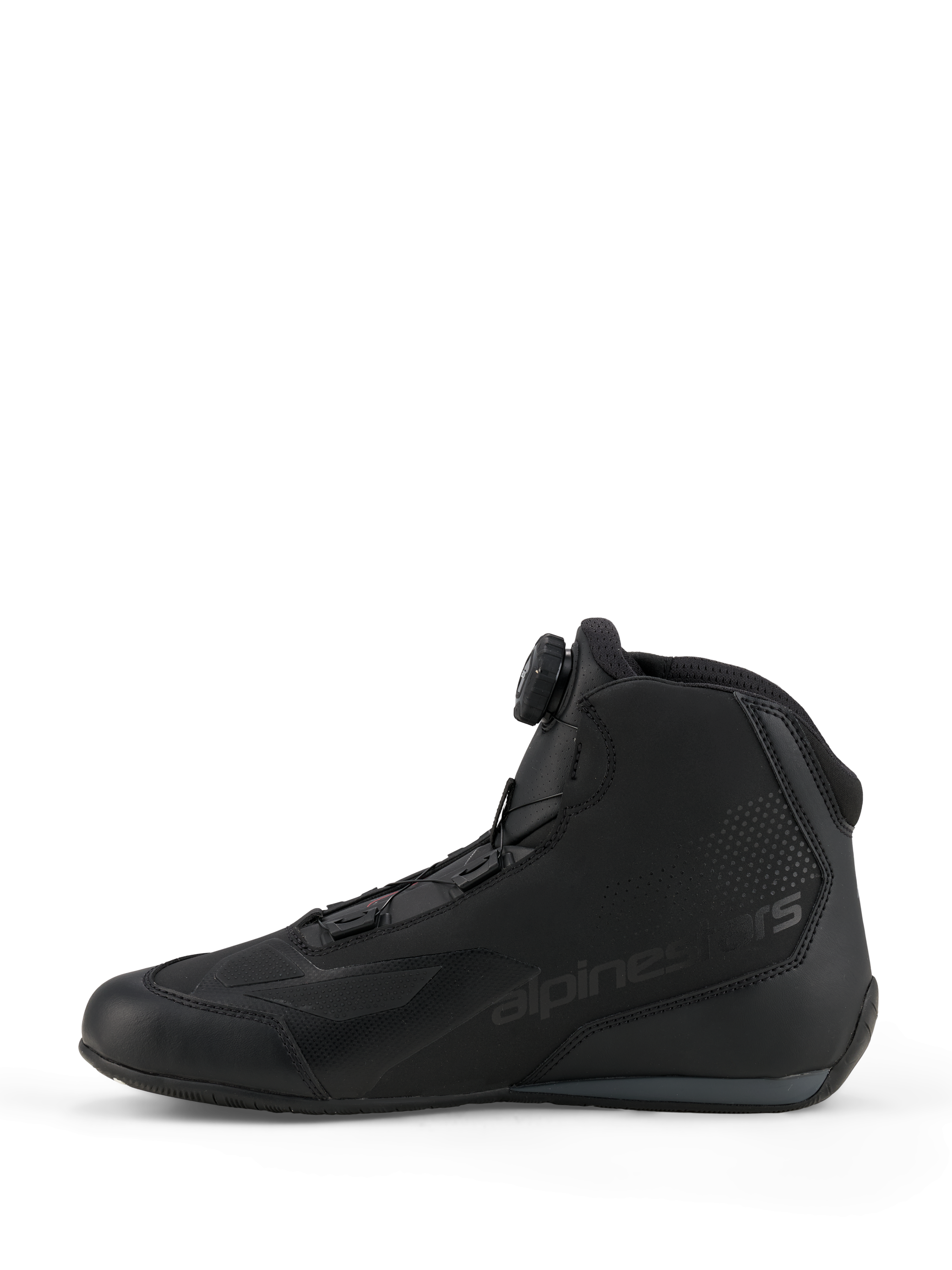 Scarpe Alpinestars Celer, scarpe da guida sportiva e racing, nero e grigio scuro, vista laterale di profilo con sistema di chiusura a rotore integrato, costruzione in microfibra tecnica con marchio Alpinestars, design aerodinamico per le prestazioni