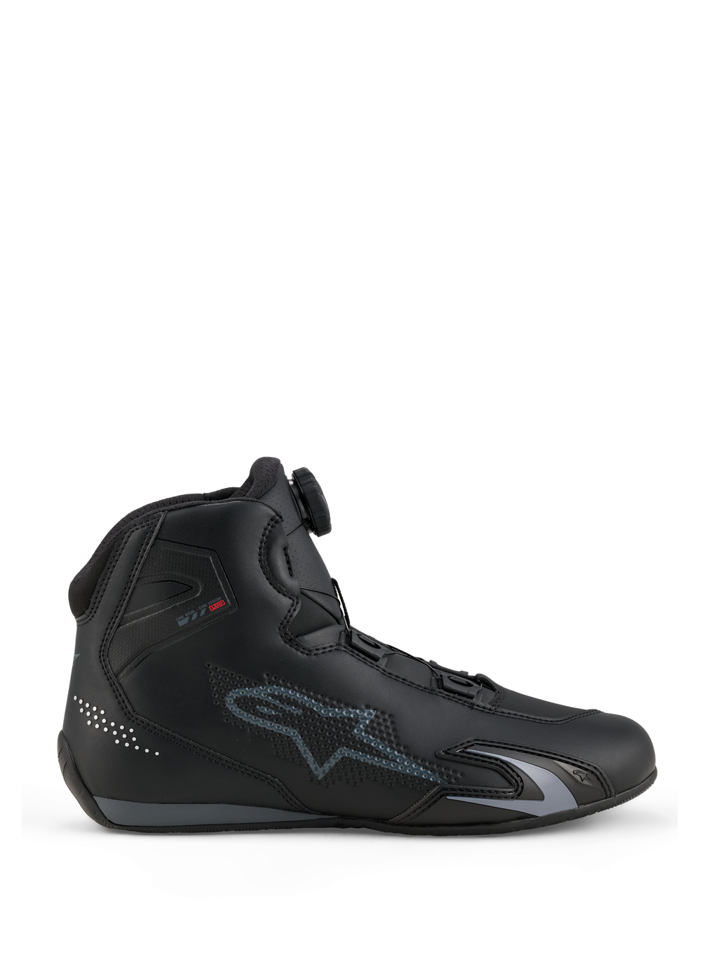 Scarpe Alpinestars Celer, scarpe da moto, nero e grigio scuro, vista laterale di profilo che mostra la rotella del sistema di chiusura Rotor sulla linguetta, tomaia in microfibra tecnica con logo Alpinestars grigio, profilo sportivo e da corsa aerodinamico