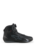 Scarpe Alpinestars Celer, scarpe da moto, nero e grigio scuro, vista laterale di profilo che mostra la rotella del sistema di chiusura Rotor sulla linguetta, tomaia in microfibra tecnica con logo Alpinestars grigio, profilo sportivo e da corsa aerodinamico