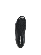 Scarpe Alpinestars Celer, vista della suola, mescola in gomma nera resistente all'olio con motivo grip ondulato e testurizzato, loghi Alpinestars bianchi sulla punta e sul tallone, progettate per l'aderenza sulle pedane della moto