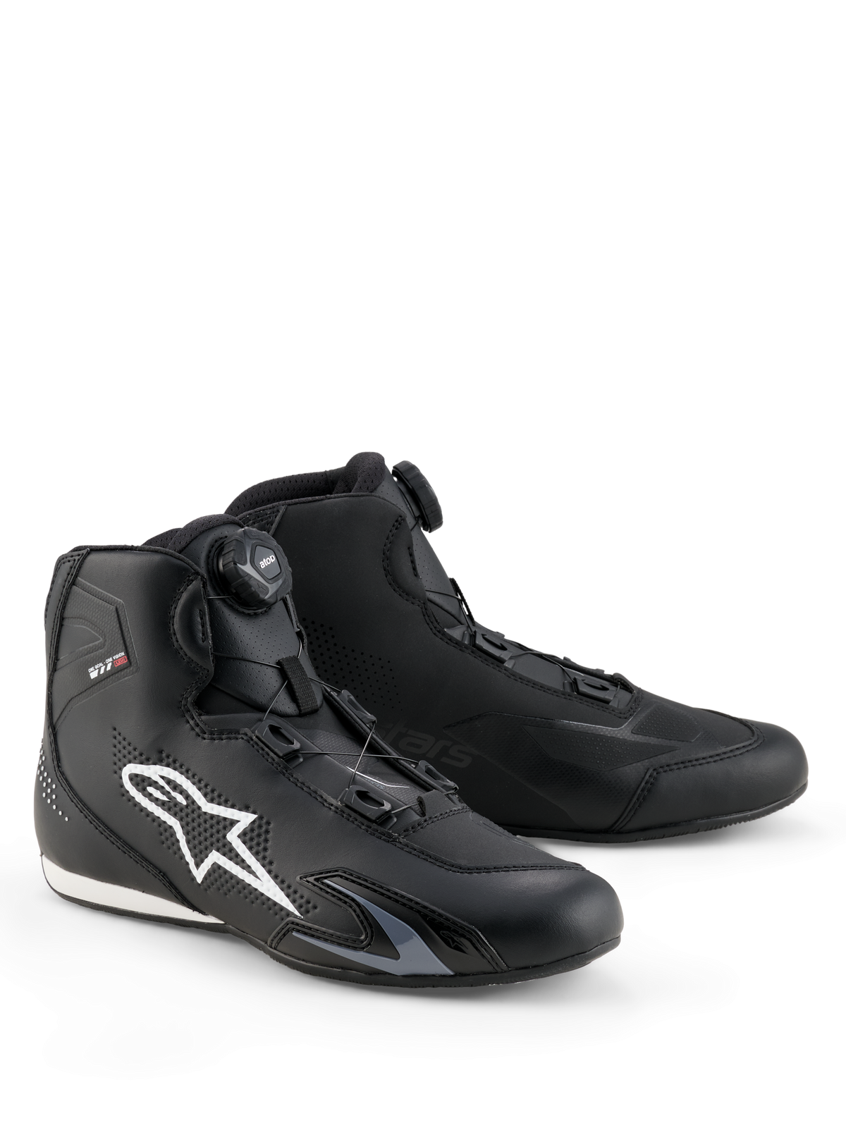 Scarpe Alpinestars Celer, scarpe da moto, nero e bianco, dotate di rotore Rotor Closure System, grande logo Astar bianco sul lato, elegante struttura in microfibra tecnica per prestazioni sportive su strada