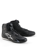 Scarpe Alpinestars Celer, scarpe da moto, nero e bianco, dotate di rotore Rotor Closure System, grande logo Astar bianco sul lato, elegante struttura in microfibra tecnica per prestazioni sportive su strada