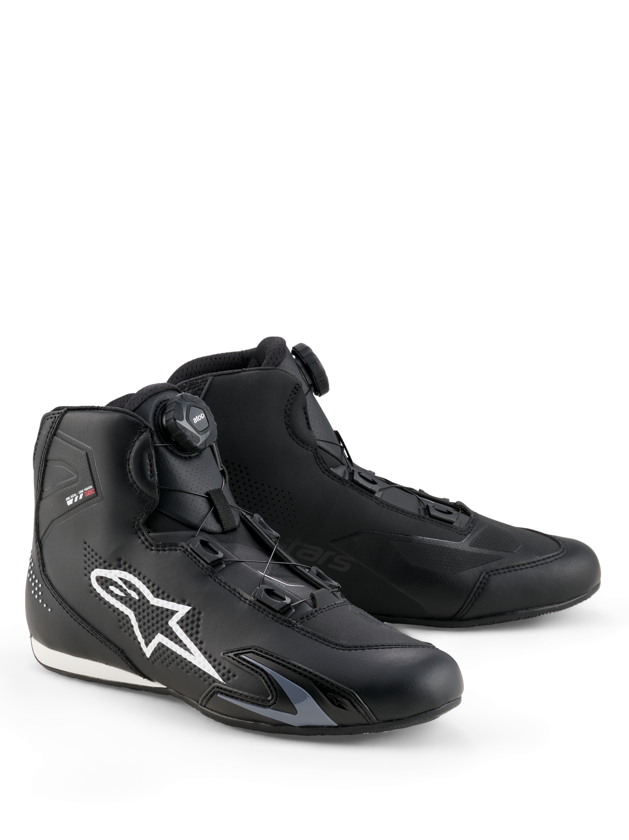 Scarpe Alpinestars Celer, scarpe da moto, nero e bianco, dotate di rotore Rotor Closure System, grande logo Astar bianco sul lato, elegante struttura in microfibra tecnica per prestazioni sportive su strada
