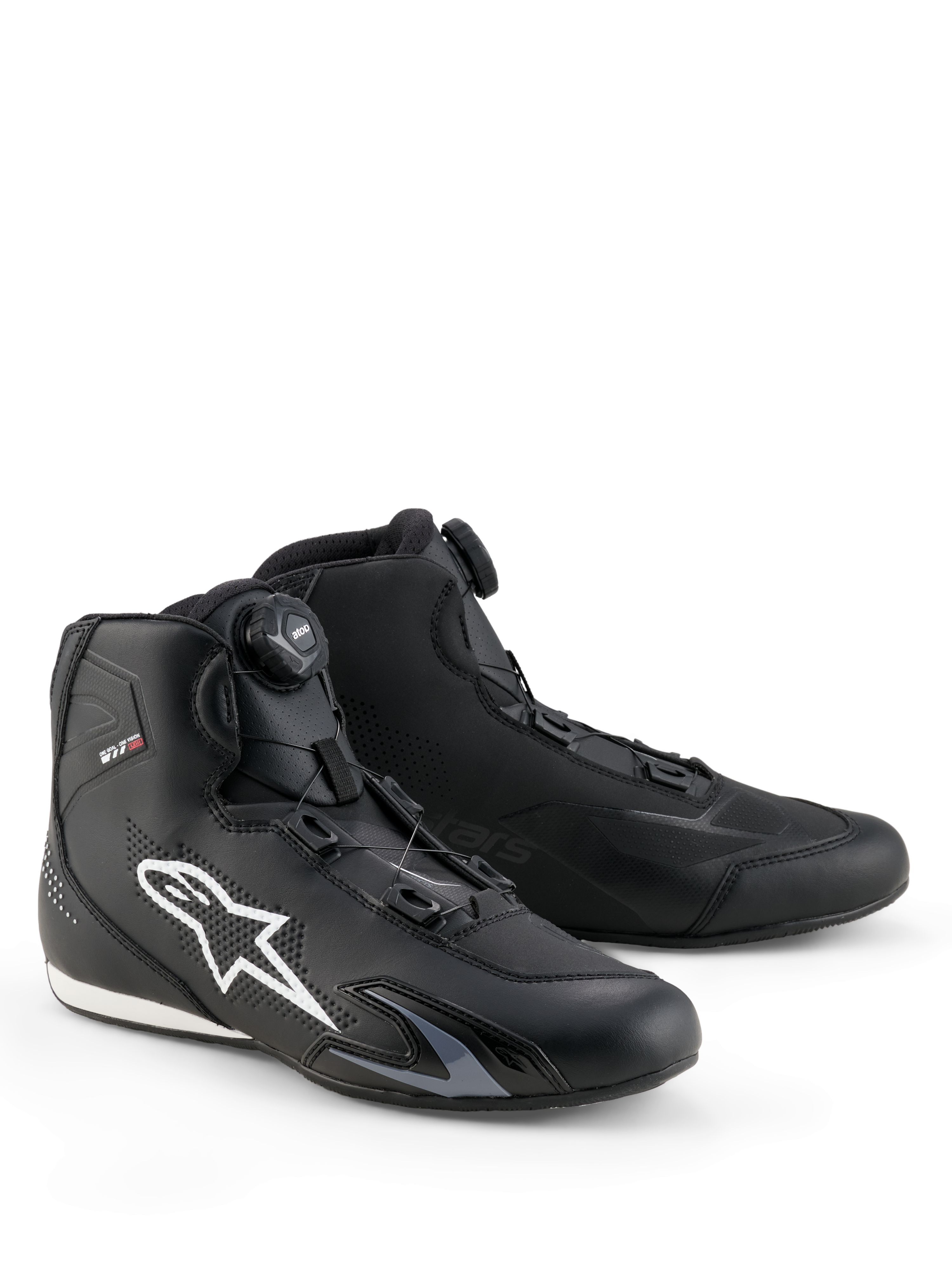 Scarpe Alpinestars Celer, scarpe da moto, nero e bianco, dotate di rotore Rotor Closure System, grande logo Astar bianco sul lato, elegante struttura in microfibra tecnica per prestazioni sportive su strada