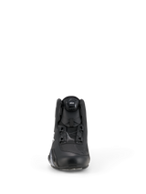 Scarpe Alpinestars Celer, scarpe da moto, nero e bianco, vista frontale che mostra l'innovativo sistema di chiusura a rotore Rotor, costruzione in microfibra tecnica, design sportivo e performante