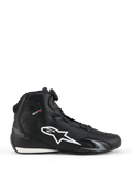 Scarpe Alpinestars Celer, scarpe da moto, nero e bianco, profilo laterale con grande logo a stella bianco, sistema di chiusura a rotore per la regolazione della calzata e silhouette sportiva ad alte prestazioni
