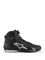 Scarpe Alpinestars Celer, scarpe da moto, nero e bianco, profilo laterale con grande logo a stella bianco, sistema di chiusura a rotore per la regolazione della calzata e silhouette sportiva ad alte prestazioni