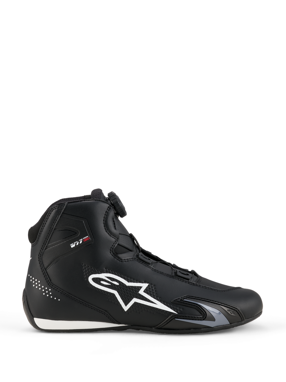 Alpinestars Celer Shoes, scarpe alte da moto urbane, nere con logo stella bianco, dettagli bianchi puntinati sul tallone, punta lucida, colletto imbottito alla caviglia, suola nera e bianca con grip testurizzato