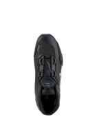 Scarpe Alpinestars Celer, nero e bianco, vista dall'alto con dettaglio del sistema di chiusura Rotor, costruzione in microfibra tecnica, silhouette sportiva per la guida