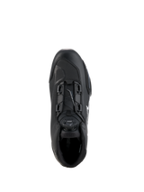 Scarpe Alpinestars Celer, nero e bianco, vista dall'alto con dettaglio del sistema di chiusura Rotor, costruzione in microfibra tecnica, silhouette sportiva per la guida
