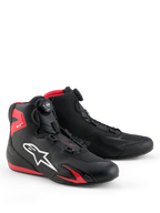 Alpinestars Celer Shoes, scarpe da moto, nero e rosso acceso, con logo Astars bianco, sistema di chiusura con rotore micrometrico e costruzione in microfibra tecnica con accenti in TPU rossi, design sportivo aerodinamico per uso racing e stradale