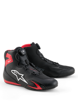 Alpinestars Celer Shoes, scarpe da moto, nero e rosso acceso, con logo Astars bianco, sistema di chiusura con rotore micrometrico e costruzione in microfibra tecnica con accenti in TPU rossi, design sportivo aerodinamico per uso racing e stradale