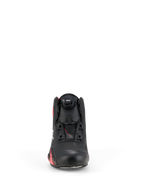 Alpinestars Scarpe Celer, scarpe da moto, nero e rosso brillante, vista frontale con sistema di chiusura a rotore, tomaia in microfibra tecnica e design aerodinamico ispirato alle corse