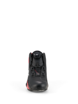 Alpinestars Scarpe Celer, scarpe da moto, nero e rosso brillante, vista frontale con sistema di chiusura a rotore, tomaia in microfibra tecnica e design aerodinamico ispirato alle corse