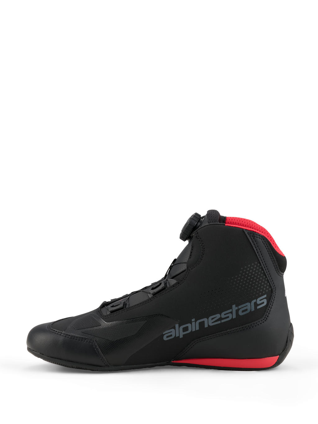 Scarpe Alpinestars Celer, scarpe da moto, nero e rosso acceso, vista laterale con sistema di chiusura Alpinestars Rotor, tomaia in microfibra con logo grigio e dettagli rossi sul colletto in mesh e sulla suola.