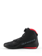 Scarpe Alpinestars Celer, scarpe da moto, nero e rosso acceso, vista laterale con sistema di chiusura Alpinestars Rotor, tomaia in microfibra con logo grigio e dettagli rossi sul colletto in mesh e sulla suola.