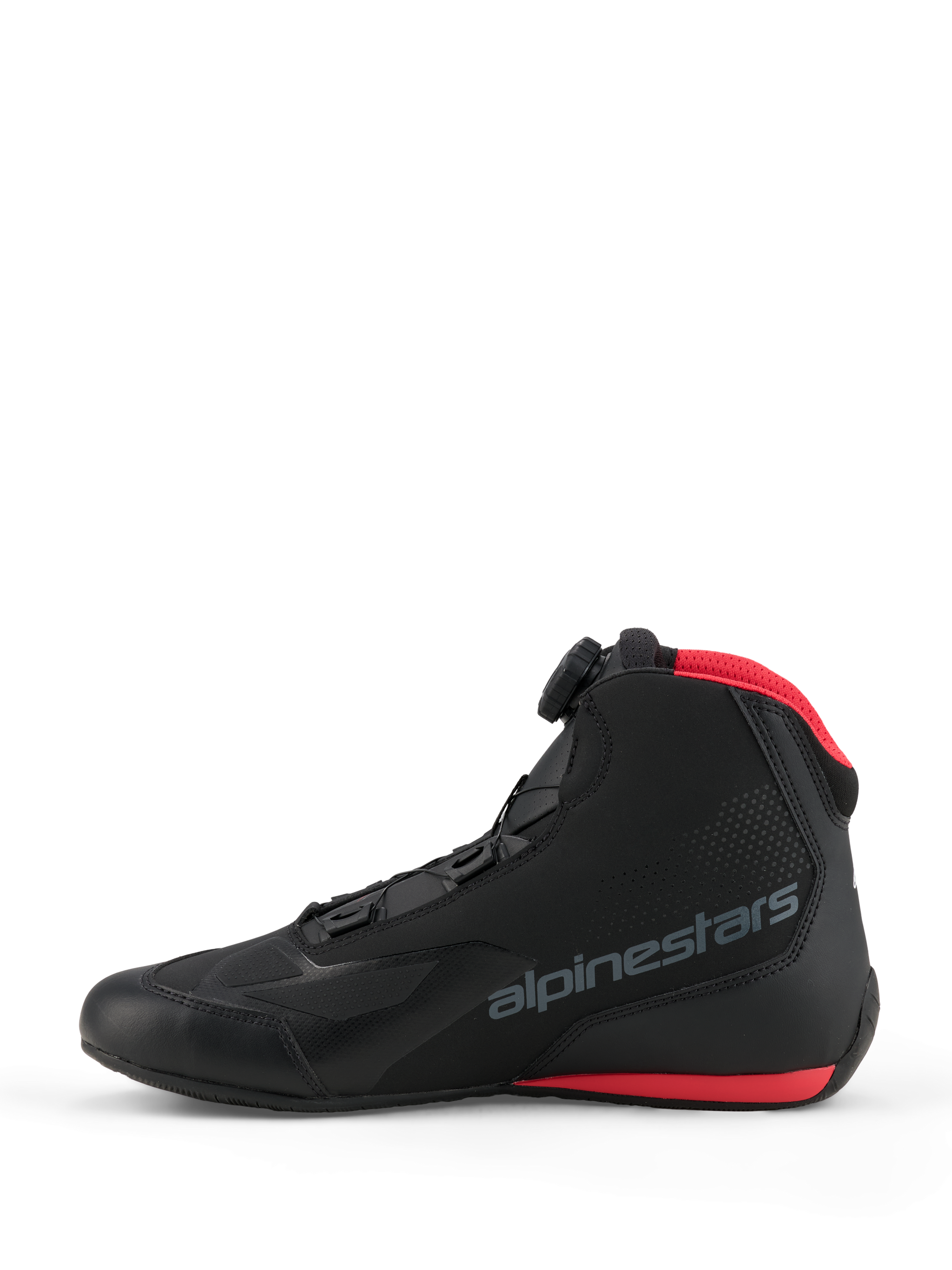 Scarpe Alpinestars Celer, scarpe da moto, nero e rosso acceso, vista laterale con sistema di chiusura Alpinestars Rotor, tomaia in microfibra con logo grigio e dettagli rossi sul colletto in mesh e sulla suola.