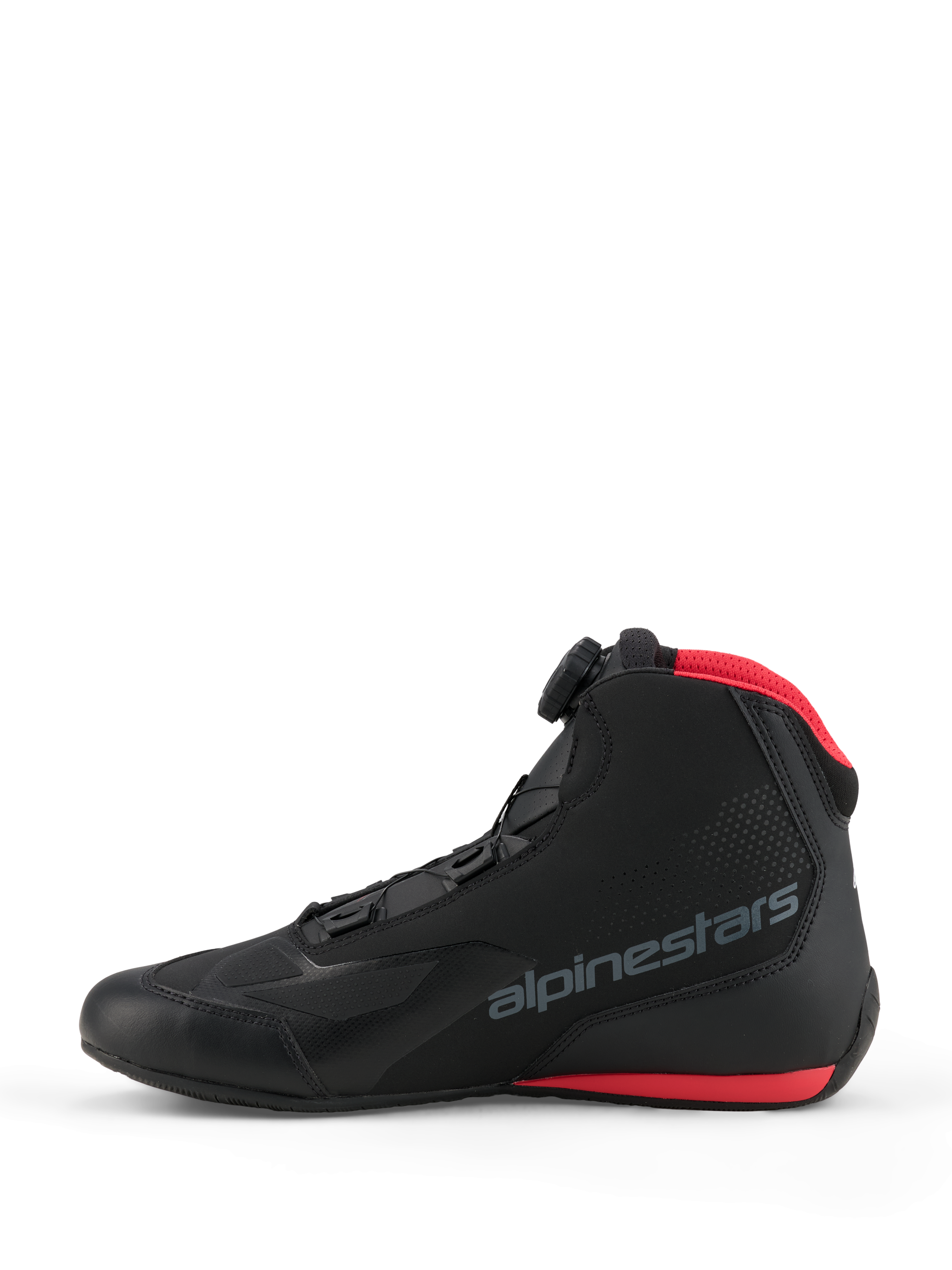 Scarpe Alpinestars Celer, scarpe da moto, nero e rosso acceso, vista laterale con sistema di chiusura Alpinestars Rotor, tomaia in microfibra con logo grigio e dettagli rossi sul colletto in mesh e sulla suola.