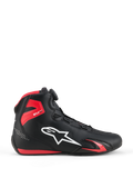 Scarpe Alpinestars Celer, scarpe da moto, nero e rosso acceso, vista laterale con logo Alpinestars bianco, sistema di chiusura Rotor, protezione per la caviglia in TPU rosso e costruzione aerodinamica in microfibra per sport e racing